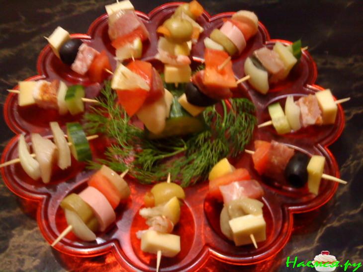 Закуска на шпажках Закуска на шпажках