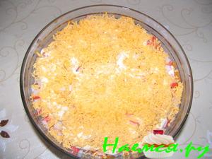 Слоеный салат с крабовыми палочками Слоеный салат с крабовыми палочками