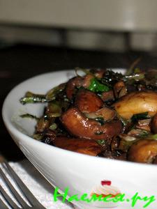 Грибы с печёным чесноком и зелёным луком (Funghi con aglio e cipolline)