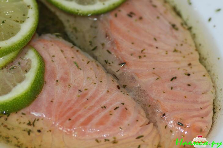 Сёмга маринованная под соусом с кедровыми орешками