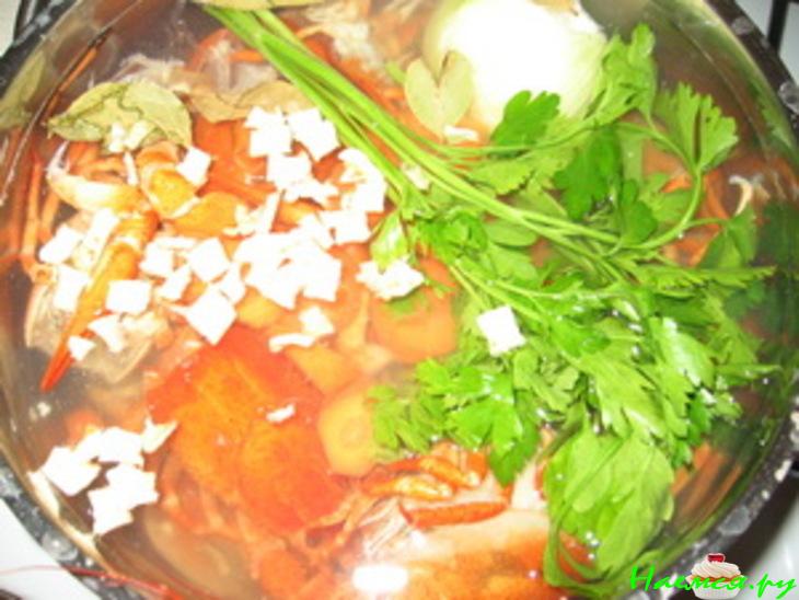 Раки в слоеных волованах в раковом соусе