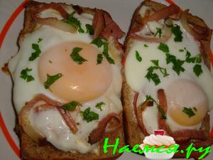 Яичница на хлебе "Много чего"