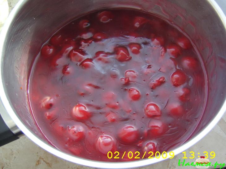 Пирог с вишнёво-пудинговой начинкой под штройзелем