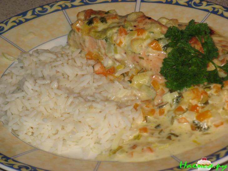 Лосось в сливочном соусе с овощами