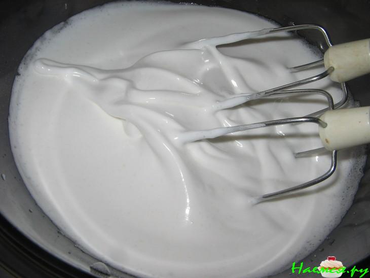 Пирог клубничный с безе