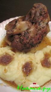 Ароматная свиная нога запеченная в фольге