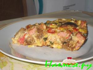 Яичная запеканка с колбасой