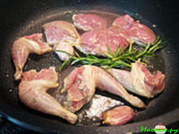 Перепёлки с помидорами и спаржей