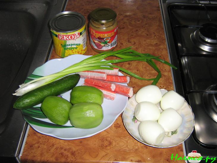 Салат "Праздничный" с крабовыми палочками и киви