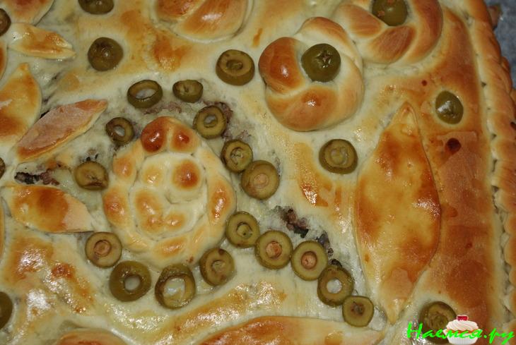 Пирог с картошкой, фаршем и солеными огурчиками