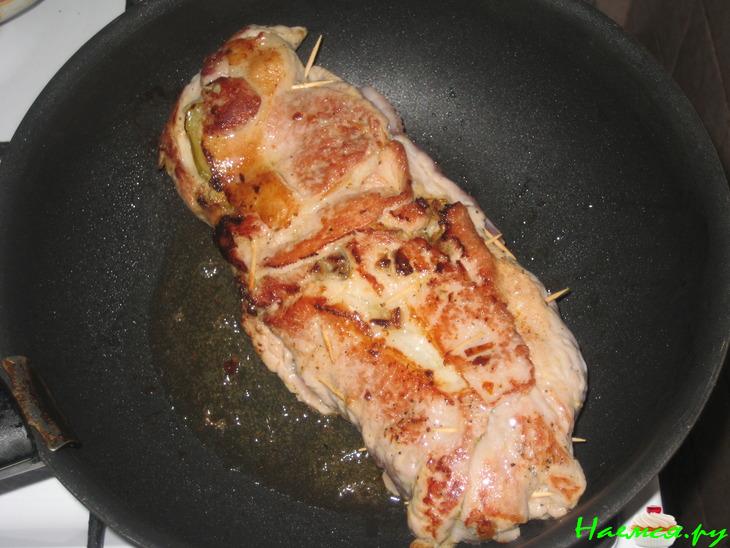 Свиной рулет с грибами и солеными огурцами