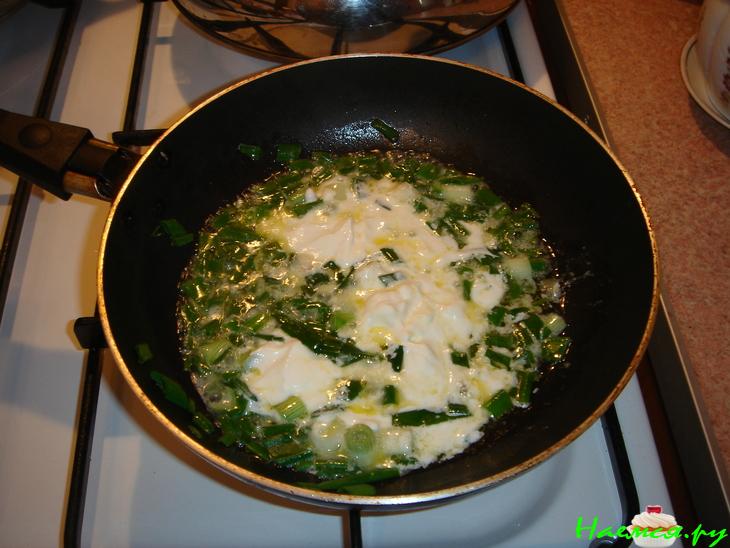 Спагетти под соусом из зеленого лука с мятой Спагетти под соусом из зеленого лука с мятой