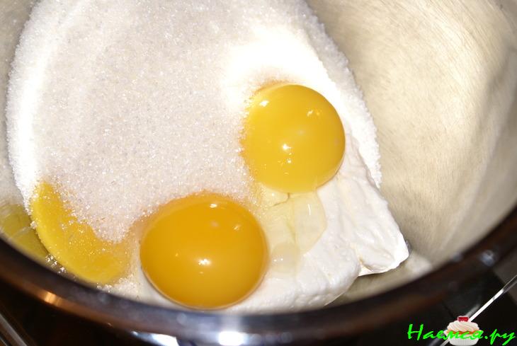 Творожный пирог с малиной и белым шоколадом