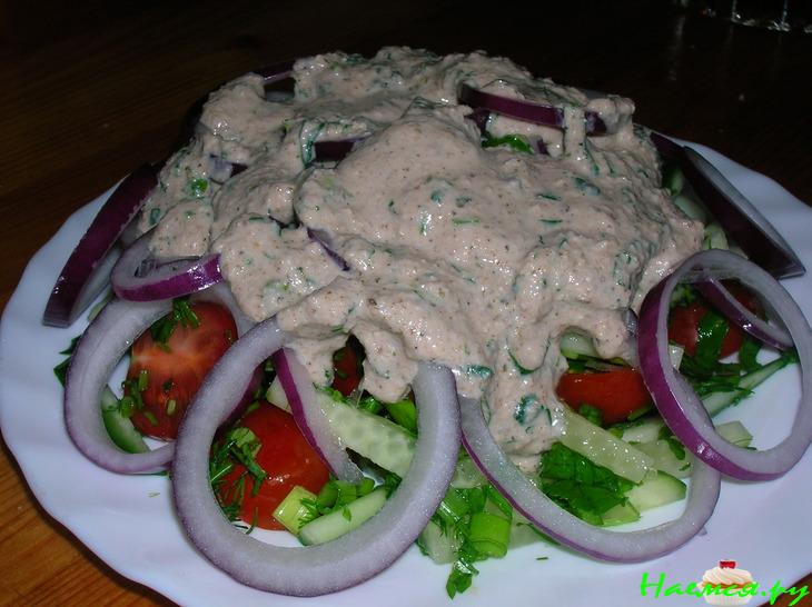 Салат дачный под ореховым соусом