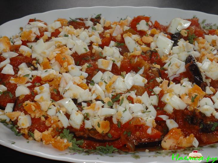 Салат с баклажаном в томатном соусе