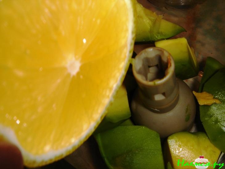 Салат с куриными грудками и дипом из авокадо