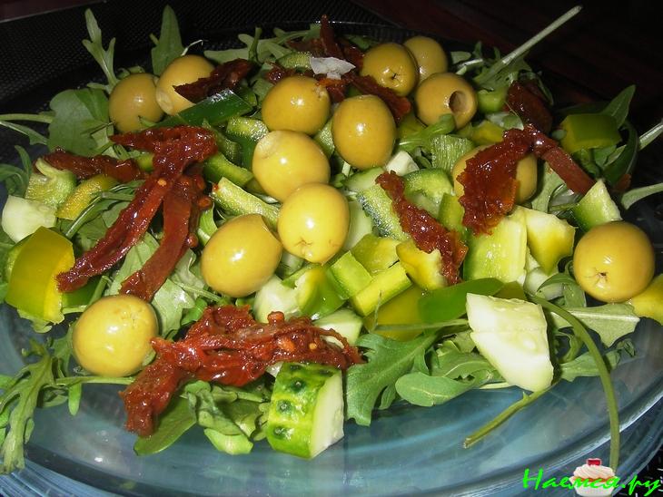 Салат с жареным окунем и вялеными помидорами