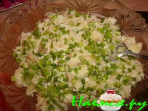 Салат с ананасами и сыром