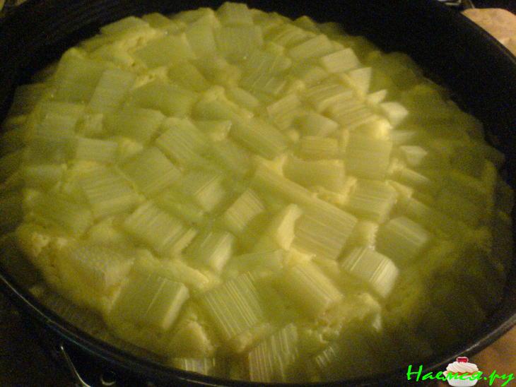 Пирог с ревенем и орехами