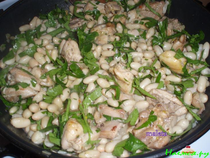 Курица с фасолями