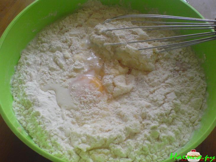 Пирог со смородиной и сахарной крошкой