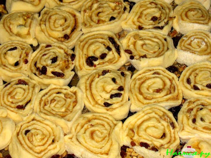 Перевёрнутый пирог из розеток, с изюмно-ореховой корочкой
