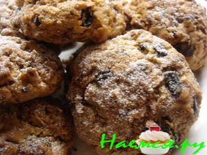 Домашнее печенье с орехами, изюмом и шоколадной крошкой