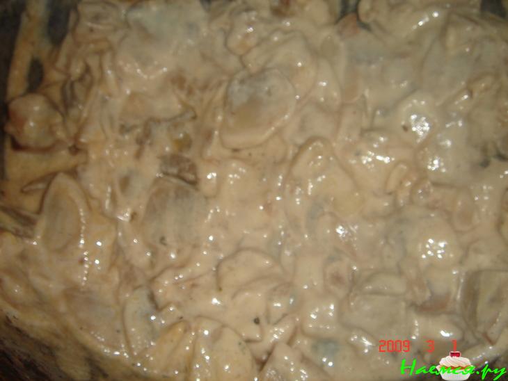 Картофельно-мясные котлеты с нежным грибным соусом.