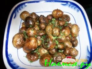 Молодой картофель, жаренный целиком