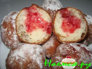 Пончики дрожжевые с вишневым варением
