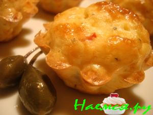 Закусочные сырные кексики с лососем, прованскими травами и острым перцем