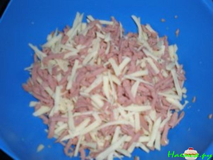 Картофельные котлетки с сосисками и сыром