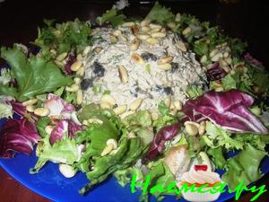 Куриный салат с опятами и заправкой из козьего сыра