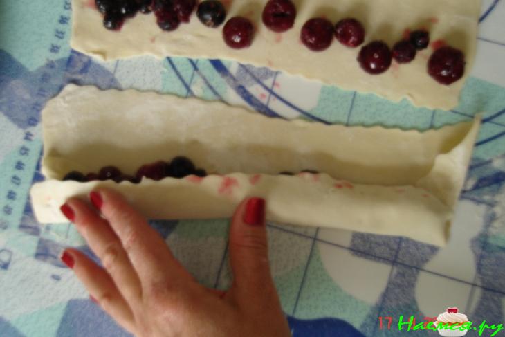 Вишнёвый пирог из слоеного теста