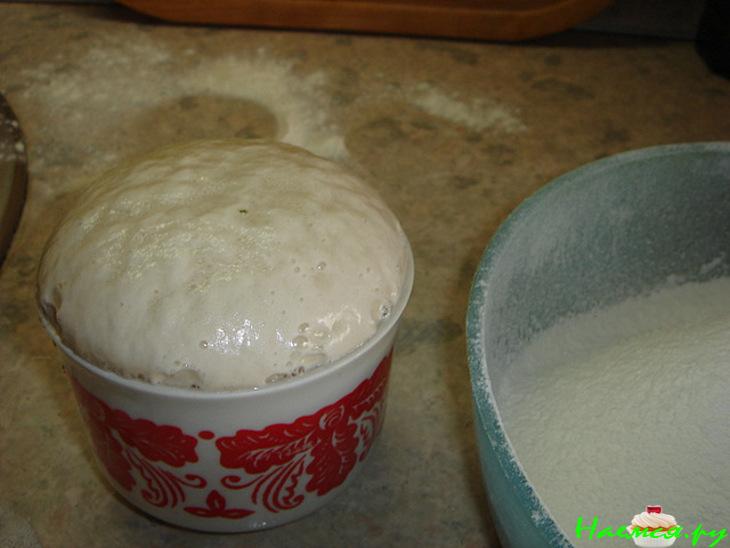 Хлеб с соусом из кориандра и соусом из вяленых помидор