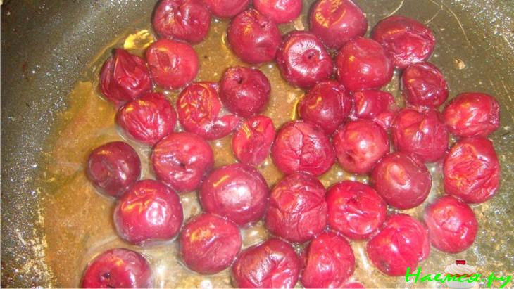 Свиной окорок с куриной печёнкой и вишней