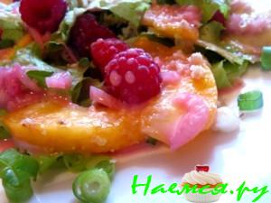 Салат с персиками и малиной