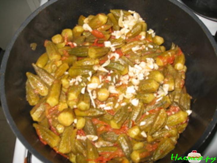 Бамия с овощами в томате