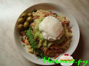 Паста с зеленым кремом, ветчиной и яйцом пашот