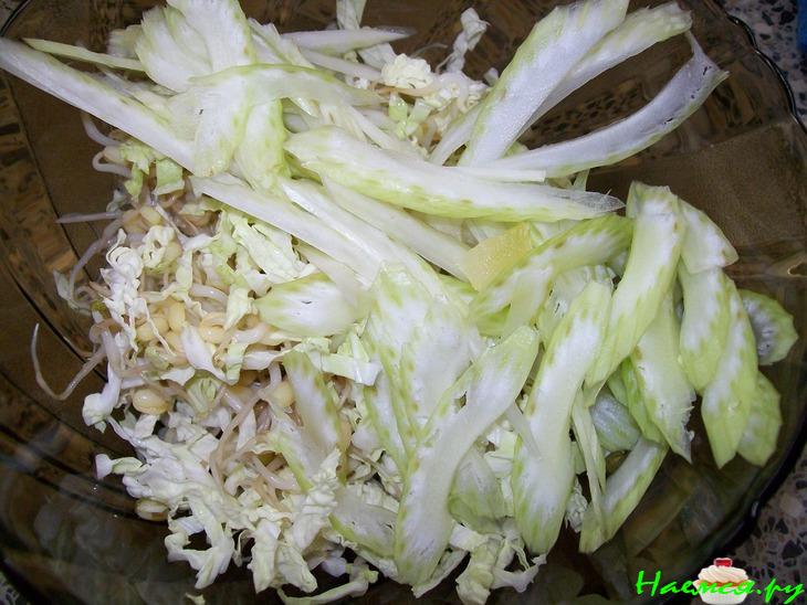 Мидии в восточном стиле и салат из пророщенного маша