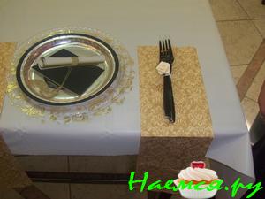 Как сервировать праздничный стол при помощи подручных средств