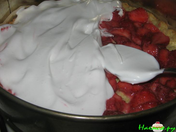 Пирог клубничный с безе