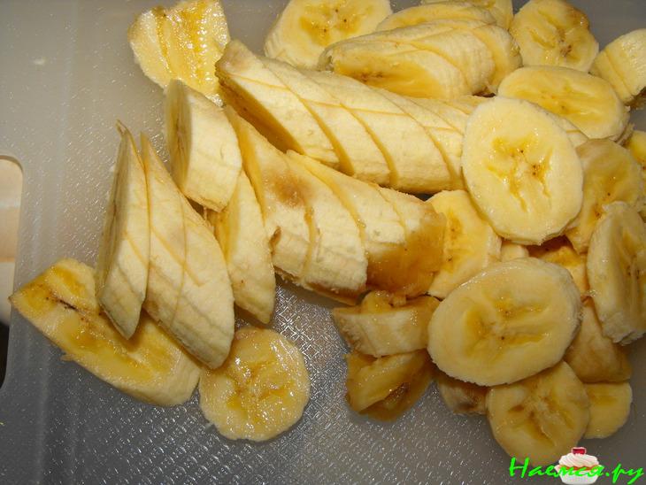 Пирог-перевертыш с бананами и сливочно-карамельным соусом