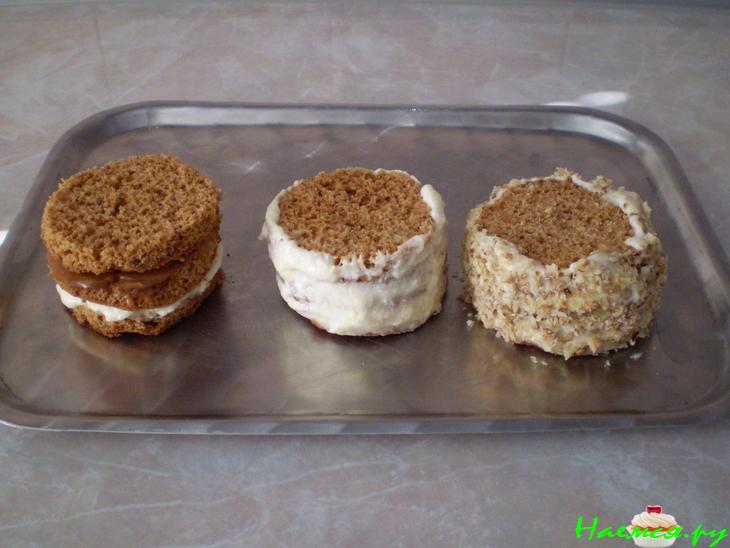 Пирожные медовые с пчелкой