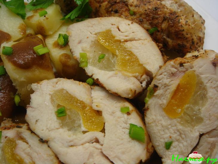 Куриная грудка, фаршированная свити и курагой, приготовленная на пару