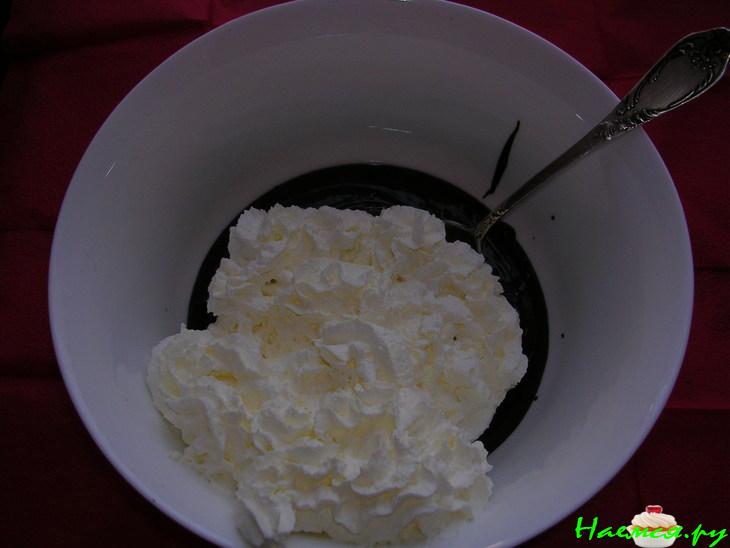 Шоколадный торт с кофейными куличиками из мороженного Шоколадный торт с кофейными куличиками из мороженного