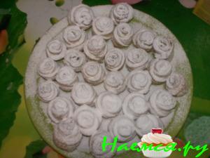 Розы из слоеного теста