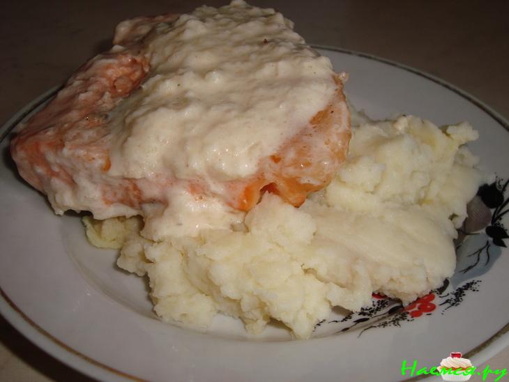 Форель с луковым соусом