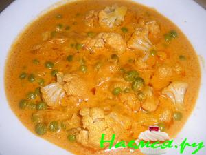 Карри из цветной капусты с горошком