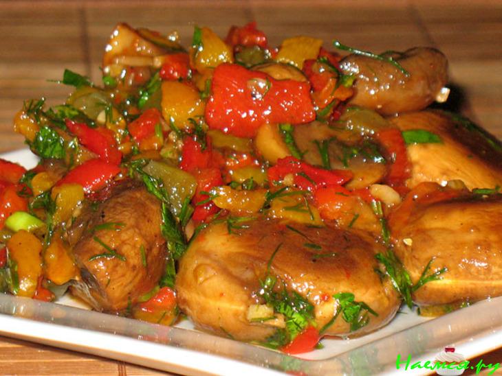 Шампиньоны, замаринованные с запечённой паприкой